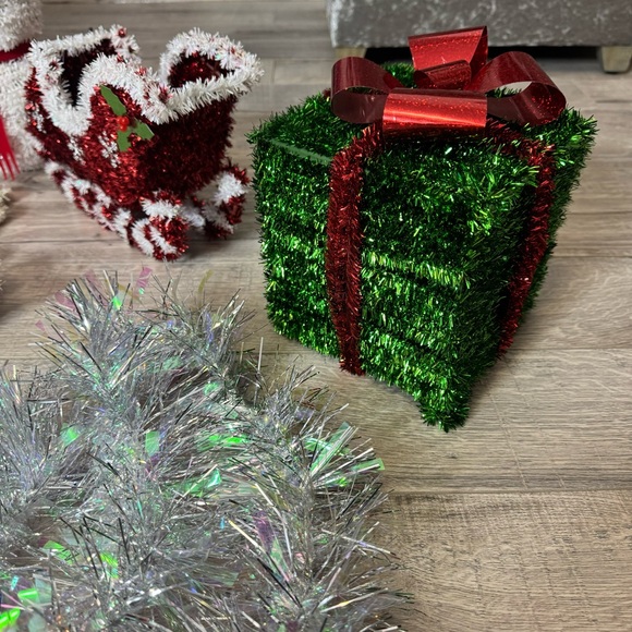 5 Christmas decor bundle present snowman snowflake tinsel sleigh Santa cute π₯° - Picture 2 of 9